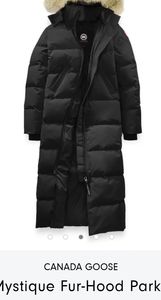 Canada Goose Parka Brand New w/tags in Black comes with detachable fur collar.